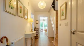 Cheerful 2-Bedroom house with Private parking - Pass the Keys - Image 4