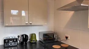Modern double bed - Central Dartford - Free Parking - Image 3