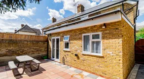 London Heathrow Airport 6 Bedrooms 6 Bathrooms spacious Home Sleeps 10 - Image 5