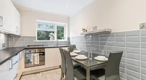Short and Long Stay 2 Bedroom - Free Parking - Fast WiFi - Image 4