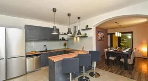 Villa med pool, lekplats och grillplats - Image 3