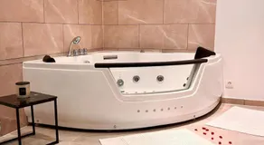 Modern SPA - Cosy & Chic - JACCUZI - Image 4