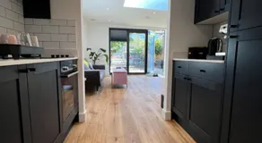 Modern Studio with parking in shared garden - Image 4