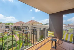 Sleek 2-Bed Apartment in Vibrant Kingston - Image 4