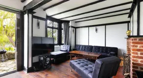 Lux 8Br Thamesfront Villa w Yacht & Sauna - Image 2