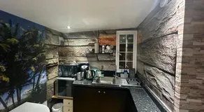Modern 1 bed suite in guest house private garden - Image 3