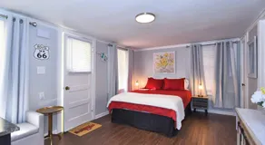 BLUE FLAMINGO'S CHARMING HOME-Heart of Tulsa2- Cherry St-Expo-11th - Image 2
