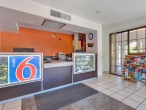 Super 8 by Wyndham Santa Rosa North - Image 5