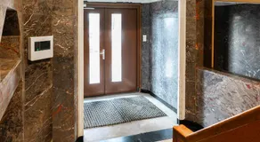 Apartamento moderno num edifício histórico, com cozinha privativa e casa de banho. - Image 5
