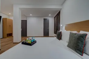 OYO Townhouse 046 Khar West Station - Image 3