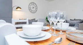Spacious Home near Heathrow & Windsor with Parking - Image 5