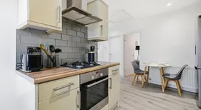 Central Apartment - 16 Mins to London - Image 2