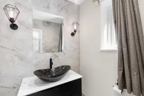 Stylish 5-Bed Surrey Home, Garden and Free Parking - Image 5