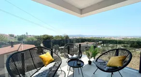 J&N Hill's Residence with swimming pool - Image 4