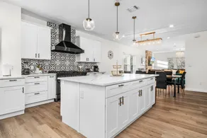 Bold Bright 4BR3.5FULL BATHS Near Riverwalk Dtown - Image 2