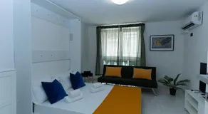 Esclusiva Struttura Fronte Mare, Vicino al Centro Città - Image 2