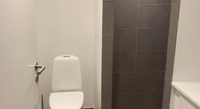 Skønt værelse med eget bad og toilet - Image 3