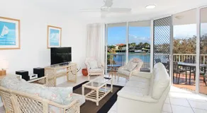 2 BD spacious apartment in Parkyn Parade with water views. - Image 2