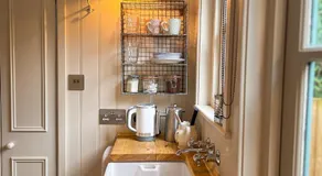 Shepherd's Hut at The Granary - Image 4