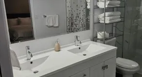 Beautiful 3 bedrooms, 2 bathrooms, 4 beds sleep 8, basement close to Falls - Image 2