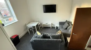 Cosy 2 bedroom modern flat close to transport link - Image 2