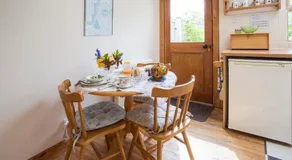 Woodcroft Holiday Cottage i Ayr ligger i den gräsmatta, västerut mot trädgården - Image 5