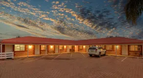 Charles Rasp Motor Inn & Cottages - Image 5