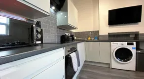 StayCrewe Apartments - Image 5