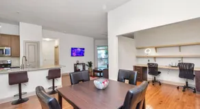 Stylish Open Concept Apt with King Bed, walking distance from NRG Texans Stadium, 1 mile to Med Center, Free Parking - Image 2
