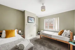 BridgeCity 4 bed House in Maidstone Free Parking - Image 2