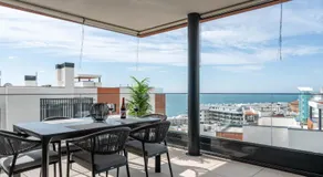 Appartement de vacances entièrement équipé avec internet haut débit, jardin et piscine | Vue plage | Plage à proximité - Image 3