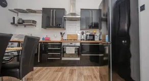 Stylish 91sqm Victoria 2 bedroom Apartment - Image 5