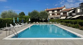 Villa con ampio giardino esterno e piscina condominiale - Image 3