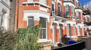 Deluxe Suite w PS5, Balcony, Netflix, Sleeps 6, ideal for relocators and professionals - Image 5