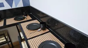 Apto silencioso em Copacabana, a 200m da praia e ao lado do metro Quarto com ar condicionado e cama de casal, sala com sofá cama queen, cozinha completa e portaria 24h - Image 4