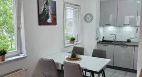 Geräumige Wohnung mit Balkon, Küche & Parkplatz nahe Bahnhof - Image 3