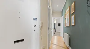 Old Town Apartment, Spacious 2 Bedroom 3rd floor apt close to Castle, stair access only - Image 4