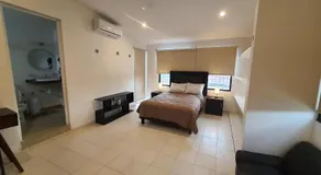 Amplia habitación AA, TV, Frigo, Céntrica, cerca de la T1 - Image 2