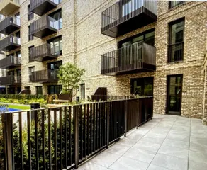 Luxury, Spacious, king size beds with parking, - Image 5
