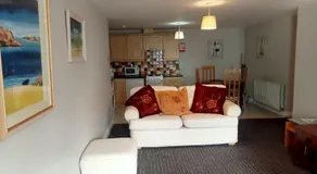 Central 2-Bed Apt Sleeps 5 above Great Derry Pub - Image 2