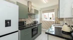 2BDR Peaceful Ground Floor Apartment Free Parking - Pass the Keys - Image 3
