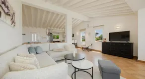 Beachfront with Private Terrace, Garden, BBQ, and Garage in Marbella - Image 2