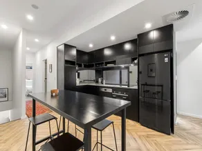 Bright Kingston Stay With Balcony Access - Image 2
