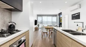 Elegant coastal living near shops and surf beach - Image 3