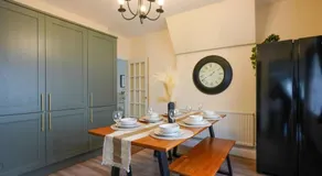 Orchard Bungalow - Sleeps 10 - Close to Town Centre - Free Parking, Pool Table, Fast Wi-Fi and Smart TV with Netflix by Yoko Property - Image 2