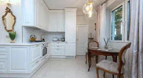 Elegant Old Town Apartment with Terrace & Parking - Image 2