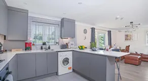 2-Bed Apartment Near Heathrow - Free Parking - Contractor & Leisure Stays - Image 2