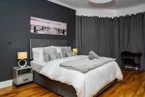 Luxury 5BD, Gym, Parking, Bus to Airport, Sleeps10 - Image 2