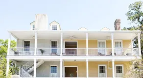 Bleiben Sie bei Lucky Savannah: Bird Baldwin House mit eigenem Parkplatz und Kingsize-Bett - Image 4