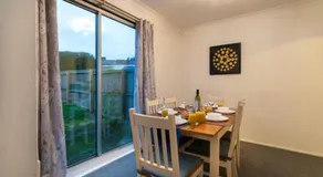 3-Beds Sleeps 5 w Parking 10 mins from Centre - Image 3